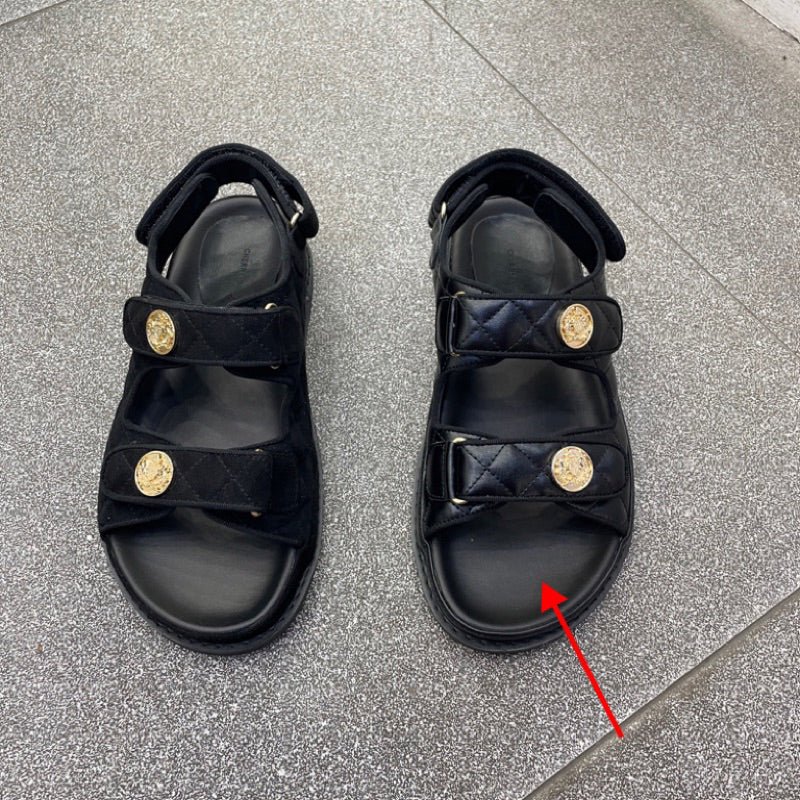 23SS4-預購-2cm-經典款 韓國 金幣 菱格紋 小香風 魔鬼氈 圓頭 黑色 平底 涼鞋
