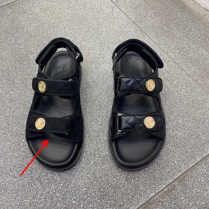 23SS4-預購-2cm-經典款 韓國 金幣 菱格紋 小香風 魔鬼氈 圓頭 黑色 平底 涼鞋
