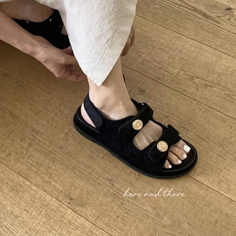 23SS4-預購-2cm-經典款 韓國 金幣 菱格紋 小香風 魔鬼氈 圓頭 黑色 平底 涼鞋