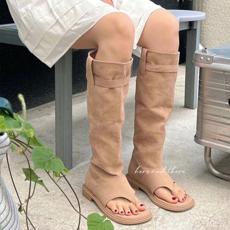 23SS720-預購-2cm 三種穿法!設計感 韓國 夾腳 圓頭 麂皮 皮帶釦 人字靴 辣妹 牛仔 長筒靴 女靴