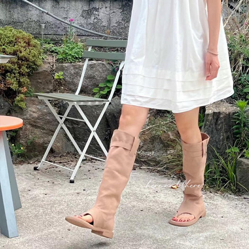 23SS720-預購-2cm 三種穿法!設計感 韓國 夾腳 圓頭 麂皮 皮帶釦 人字靴 辣妹 牛仔 長筒靴 女靴